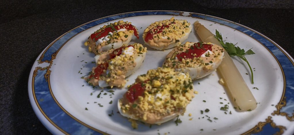 Huevos rellenos de atún