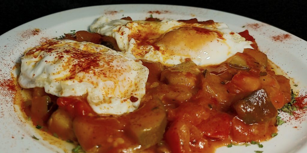 Pisto con huevos fritos